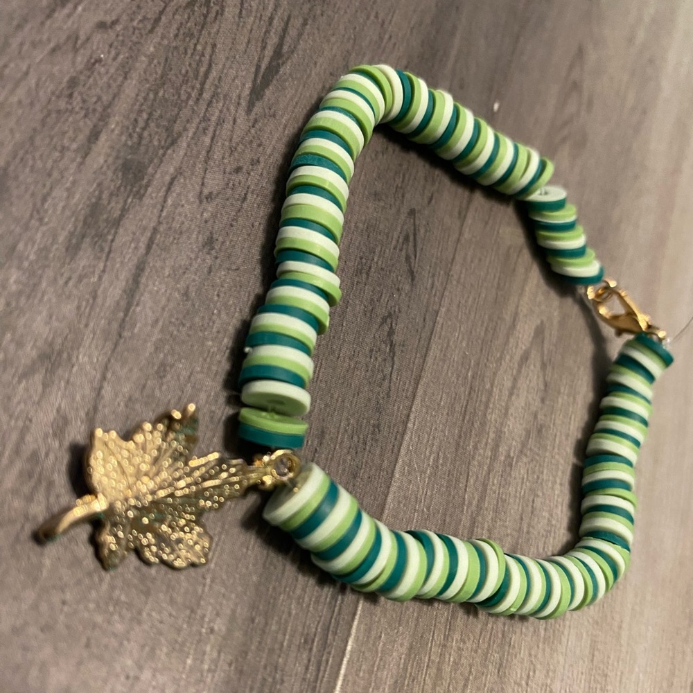 Alternated green colored bracelet with maple leaf charm ! - Picture 1 of 2